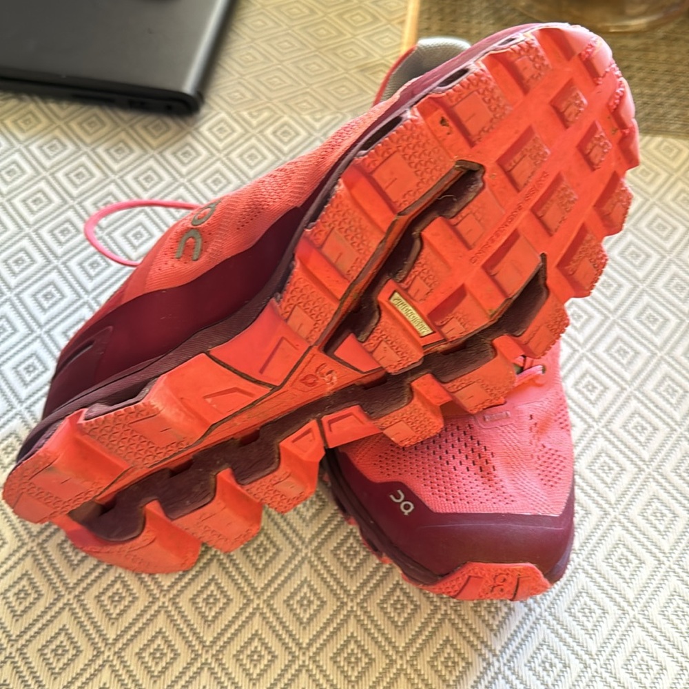 On cloud shoes - Picture 3 of 3